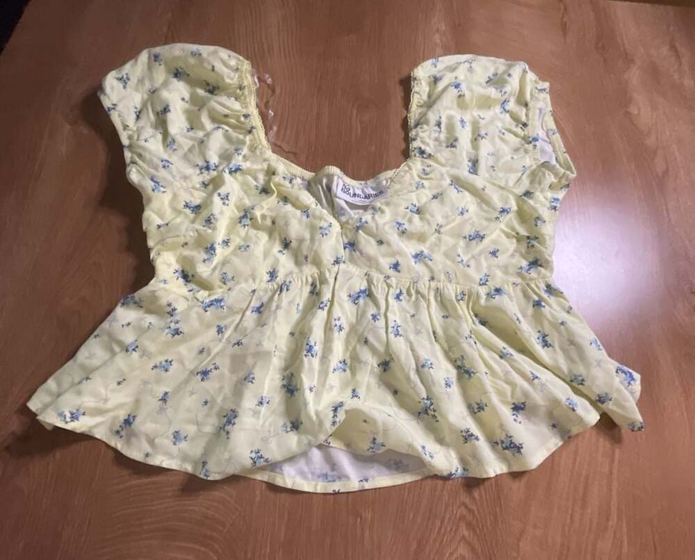 No Boundaries Women's Yellow Floral Print Cap Sleeve Peplum Blouse - Picture 1 of 3